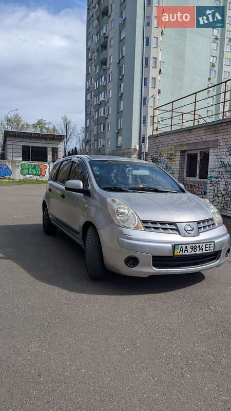 Хэтчбек Nissan Note 2008 в 