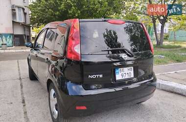 Хэтчбек Nissan Note 2011 в 