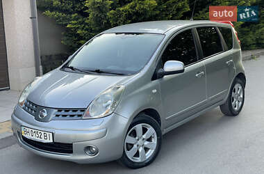 Хэтчбек Nissan Note 2009 в 