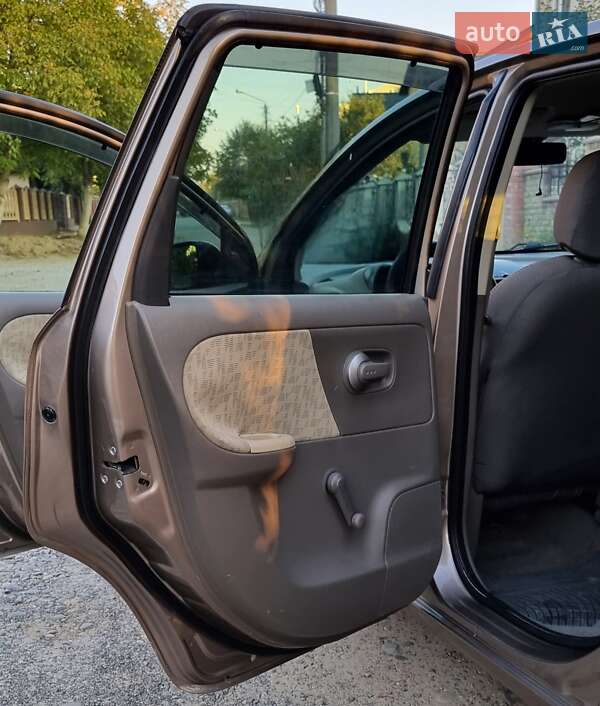Хэтчбек Nissan Note 2006 в Черновцах