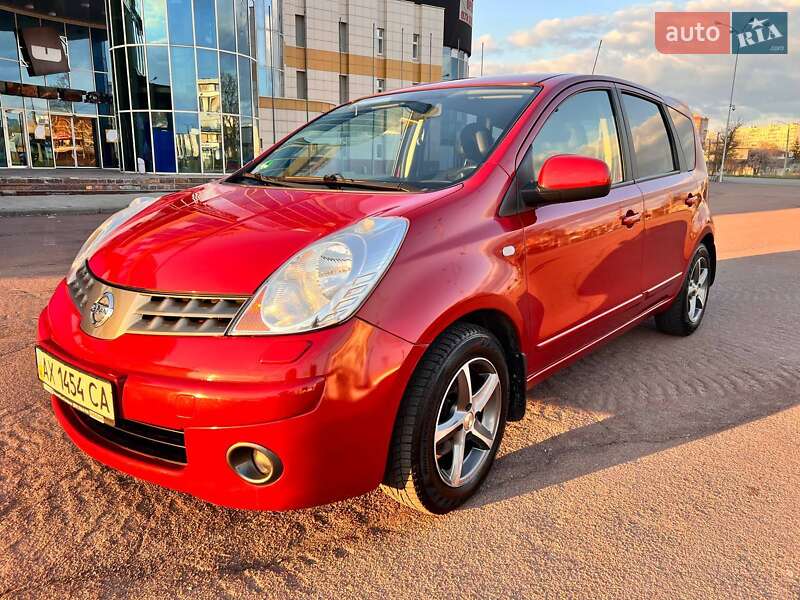 Хэтчбек Nissan Note 2008 в 