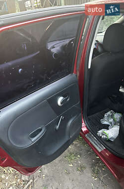 Хэтчбек Nissan Note 2011 в 