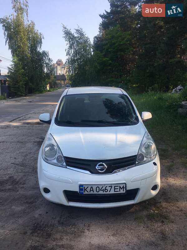 Хэтчбек Nissan Note 2012 в 