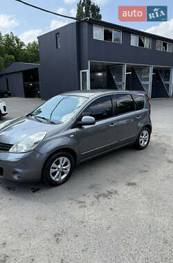 Хэтчбек Nissan Note 2011 в 