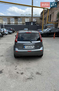Хэтчбек Nissan Note 2011 в 