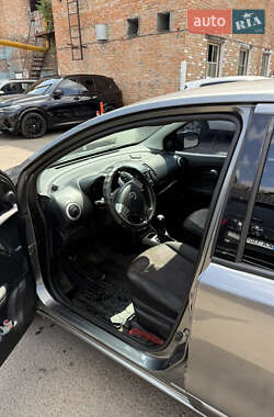 Хэтчбек Nissan Note 2011 в 