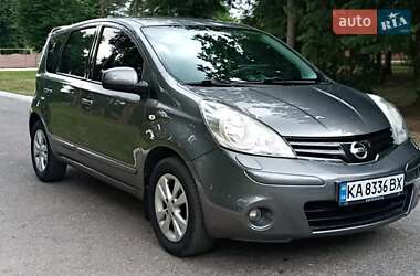 Хэтчбек Nissan Note 2011 в 