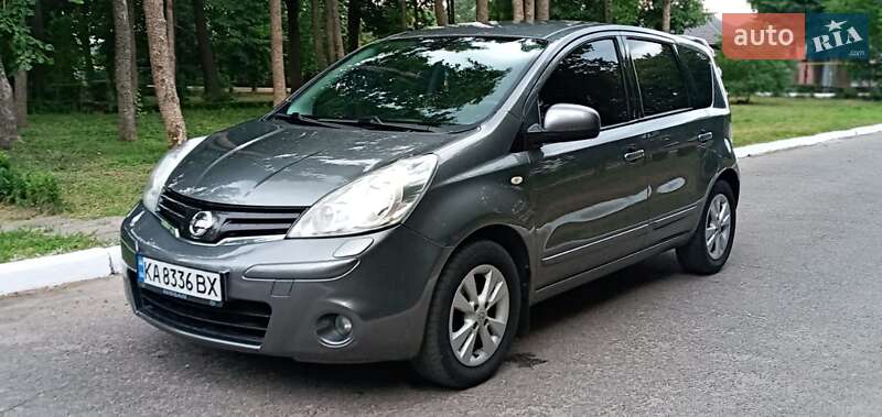 Хэтчбек Nissan Note 2011 в 