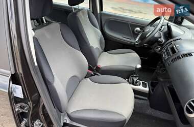 Хэтчбек Nissan Note 2010 в 