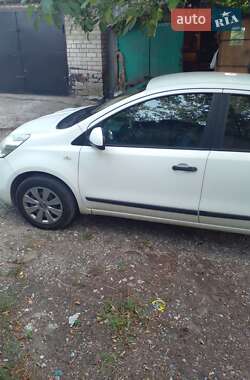 Хэтчбек Nissan Note 2013 в 