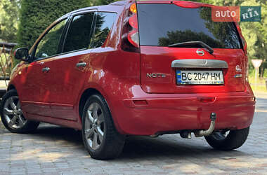 Хэтчбек Nissan Note 2011 в 