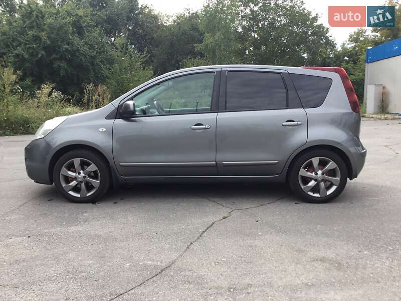 Хэтчбек Nissan Note 2011 в Староконстантинове