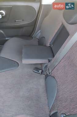 Хэтчбек Nissan Note 2011 в 