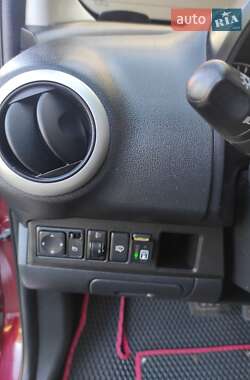 Хэтчбек Nissan Note 2011 в 