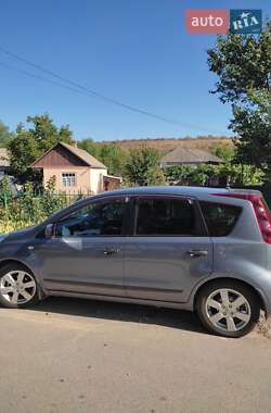 Хэтчбек Nissan Note 2011 в 