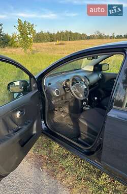 Хэтчбек Nissan Note 2011 в 
