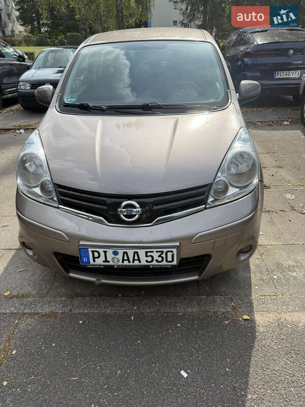 Хэтчбек Nissan Note 2011 в 