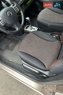 Хэтчбек Nissan Note 2011 в 