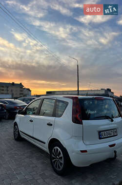 Хэтчбек Nissan Note 2012 в 