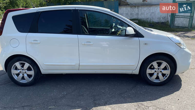 Хэтчбек Nissan Note 2010 в Сокале