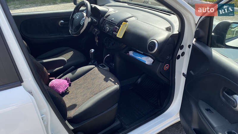 Хэтчбек Nissan Note 2010 в Сокале