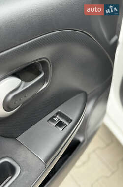 Хэтчбек Nissan Note 2012 в 