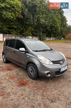 Хэтчбек Nissan Note 2011 в 