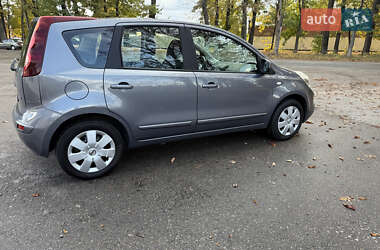 Хэтчбек Nissan Note 2010 в 