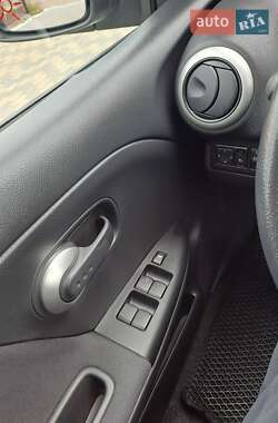 Хэтчбек Nissan Note 2009 в 
