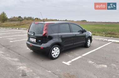 Хэтчбек Nissan Note 2009 в 