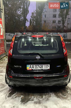 Хэтчбек Nissan Note 2009 в 