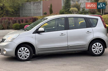 Хэтчбек Nissan Note 2010 в 