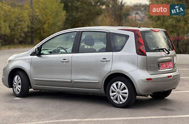 Хэтчбек Nissan Note 2010 в 