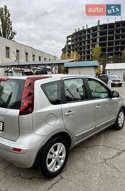 Хэтчбек Nissan Note 2010 в 