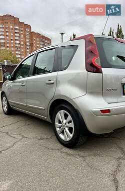 Хэтчбек Nissan Note 2010 в 