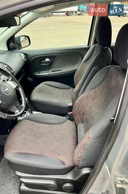Хэтчбек Nissan Note 2010 в 
