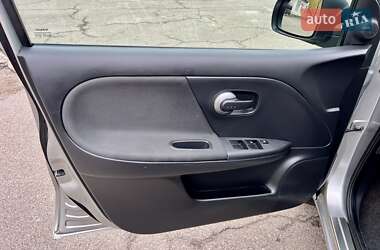 Хэтчбек Nissan Note 2010 в 