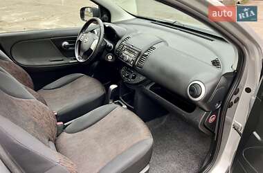 Хэтчбек Nissan Note 2010 в 