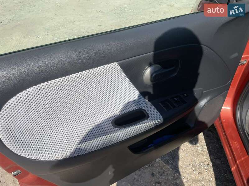 Хэтчбек Nissan Note 2008 в Могилев-Подольске