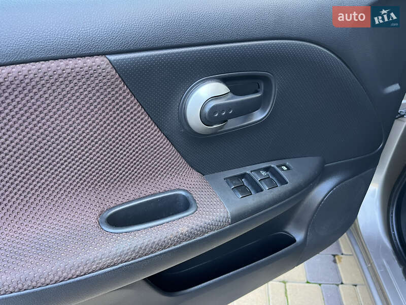 Хэтчбек Nissan Note 2007 в Могилев-Подольске