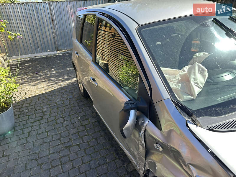 Хэтчбек Nissan Note 2009 в Деражне фото 3 Хэтчбек Nissan Note 2009 в Деражне