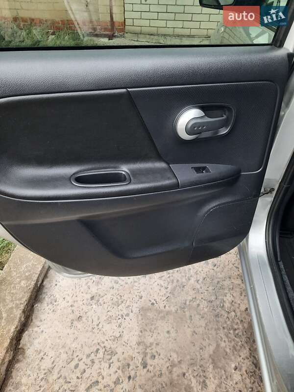 Хэтчбек Nissan Note 2013 в Новомосковске