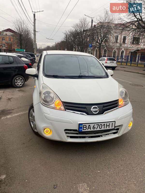 2011 Nissan Note, VIN SJNFAAE11U2129361:plate — photo 1 (autoria)