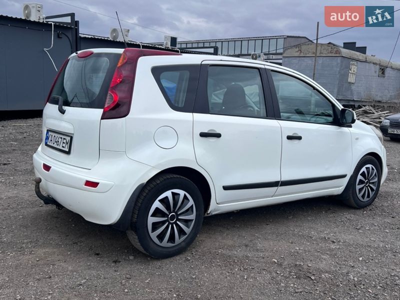 Хетчбек Nissan Note 2012 в Святопетрівське