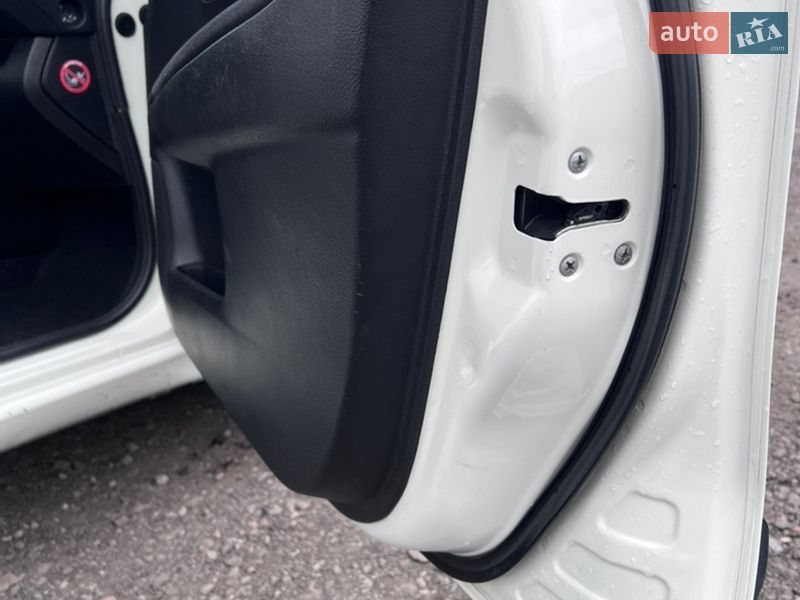 Хетчбек Nissan Note 2012 в Святопетрівське