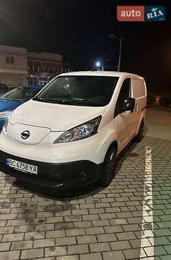 Вантажний фургон Nissan NV200 2016 в Ужгороді