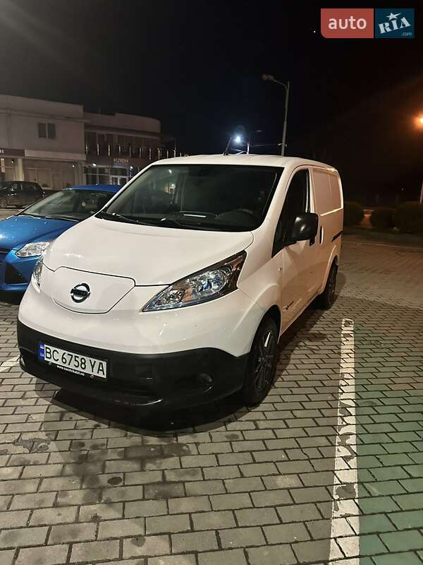 Вантажний фургон Nissan NV200 2016 в Ужгороді