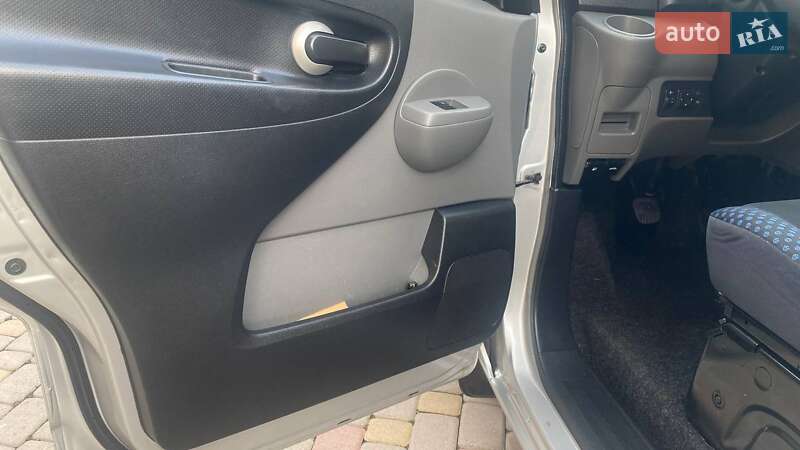 Мінівен Nissan NV200 2011 в Мукачевому