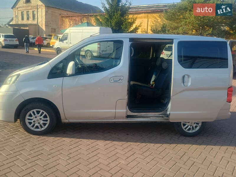 Nissan NV200 2011