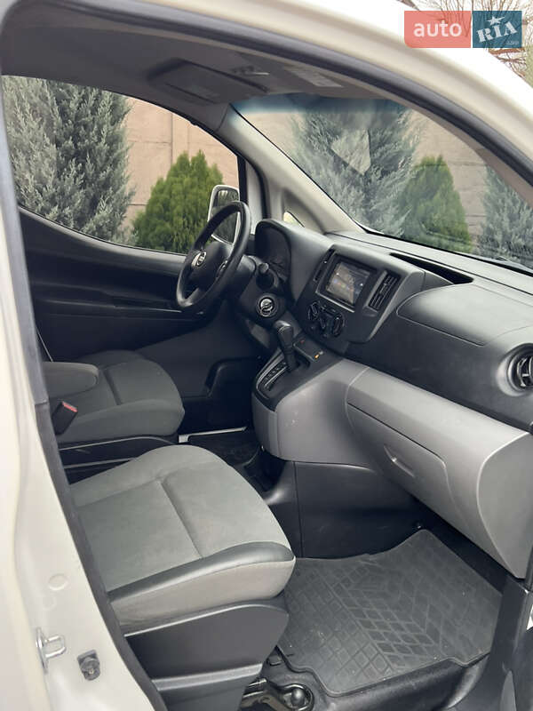 Вантажний фургон Nissan NV200 2017 в Дніпрі